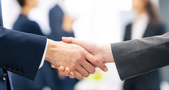 男性薬剤師が家庭でも職場でも笑顔の写真