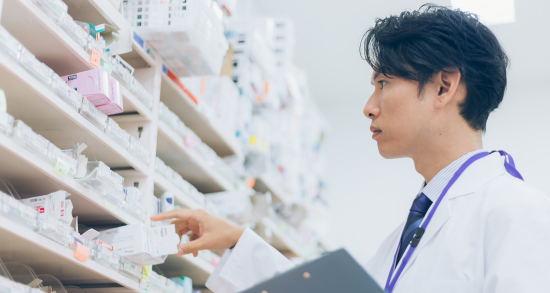 男性薬剤師が家庭でも職場でも笑顔の写真