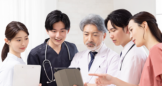 薬剤師・医師・看護師でカンファレンスしている写真