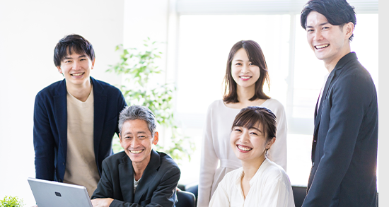 薬剤師・医師・看護師でカンファレンスしている写真